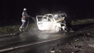 Ce a mai rămas din mașina care a luat foc
