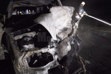 Ce a mai rămas din mașina care a luat foc