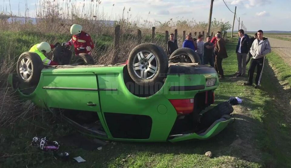 Autoturismul a fost scăpat de sub control pe drumul pietruit, a pătruns pe contrasens și s-a răsturnat în afara drumului