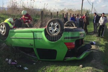 Autoturismul a fost scăpat de sub control pe drumul pietruit, a pătruns pe contrasens și s-a răsturnat în afara drumului
