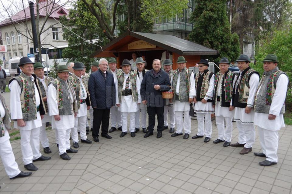 Gheorghe Flutur și Ion Lungu, împreună cu gospodarii din corul din Bosanci