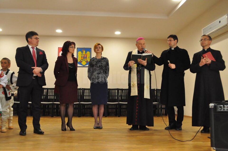 Oamenii prezenți la eveniment au ascultat cuvintele organizatorilor și ale invitaților