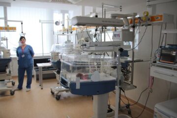 Numărul băiețeilor veniți pe lume, luni și marți, a fost mai mare