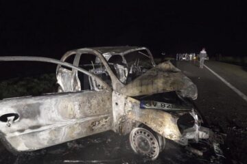 Mașina care a provocat accidentul a ars ca o torță