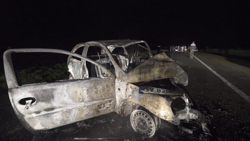 Mașina care a provocat accidentul a ars ca o torță
