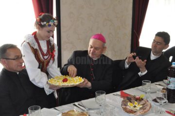 Împărțirea cu oul sfințit, o tradiție veche pentru etnicii polonezi din România