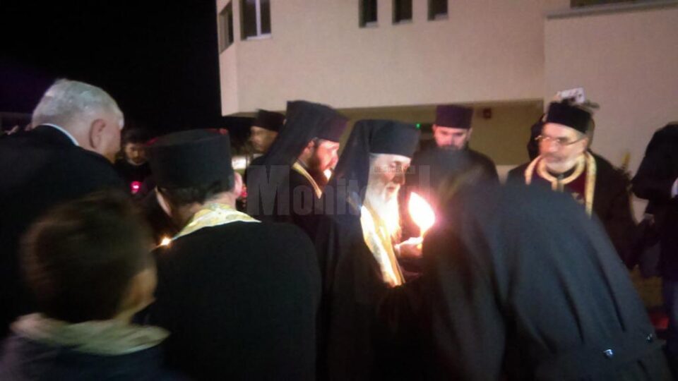 ÎPS Pimen a împărțit Lumina Sfântă preoților din întreg județul
