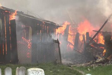 Focul a pornit de la doua anexe din curți vecine și s-a propagat la casa de locuit din apropierea drumului