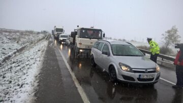 Trafic în condiții de iarnă veritabilă, la sfârșit de aprilie