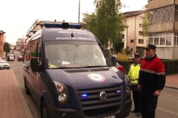 Un echipaj din mașina Protecției Civile a atenționat acustic populația prin intermediul megafoanelor asupra exercițiului în desfășurare