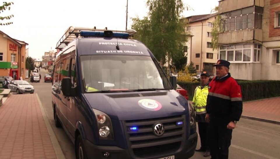 Un echipaj din mașina Protecției Civile a atenționat acustic populația prin intermediul megafoanelor asupra exercițiului în desfășurare Un echipaj din mașina Protecției Civile a atenționat acustic populația prin intermediul megafoanelor asupra exercițiului în desfășurare