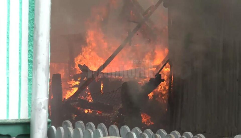 Un puternic incendiu a distrus o gospodărie, proprietara intoxicată cu fum ajungând la spital