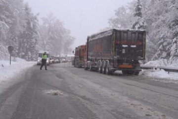 Trafic în condiții de iarnă veritabilă, la sfârșit de aprilie