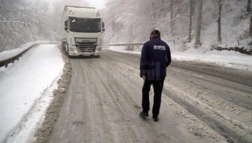 Iarnă în toată regula pe șoselele din județ, la final de aprilie