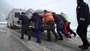 Iarnă în toată regula pe șoselele din județ, la final de aprilie