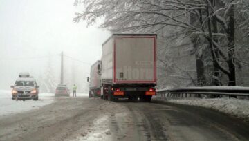 Iarnă în toată regula pe șoselele din județ, la final de aprilie