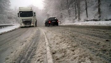 Iarnă în toată regula pe șoselele din județ, la final de aprilie