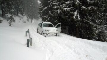 Zeci de localități fără energie electrică din cauza vântului puternic și a precipitațiilor