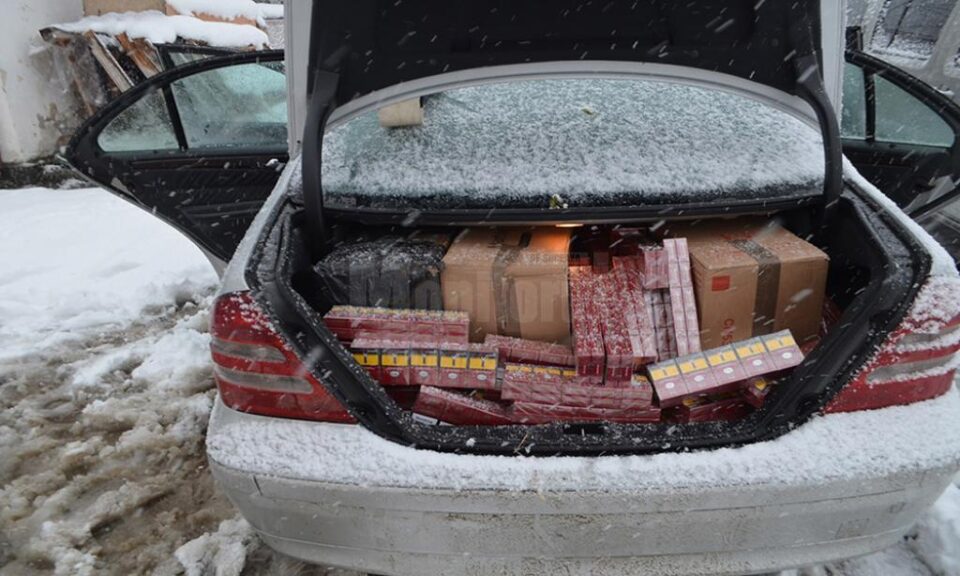 În autoturism au fost descoperite 4.350 de pachete cu țigări mărcile Marble și Rothmans, de proveniență ucraineană În autoturism au fost descoperite 4.350 de pachete cu țigări mărcile Marble și Rothmans, de proveniență ucraineană