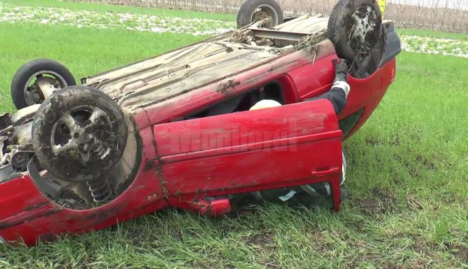 Cei doi ocupanți ai mașinii au reușit să iasă din autoturism și în urma accidentului s-au ales cu leziuni ușoare Cei doi ocupanți ai mașinii au reușit să iasă din autoturism și în urma accidentului s-au ales cu leziuni ușoare