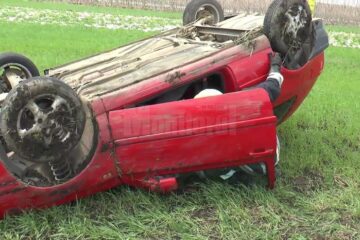 Cei doi ocupanți ai mașinii au reușit să iasă din autoturism și în urma accidentului s-au ales cu leziuni ușoare