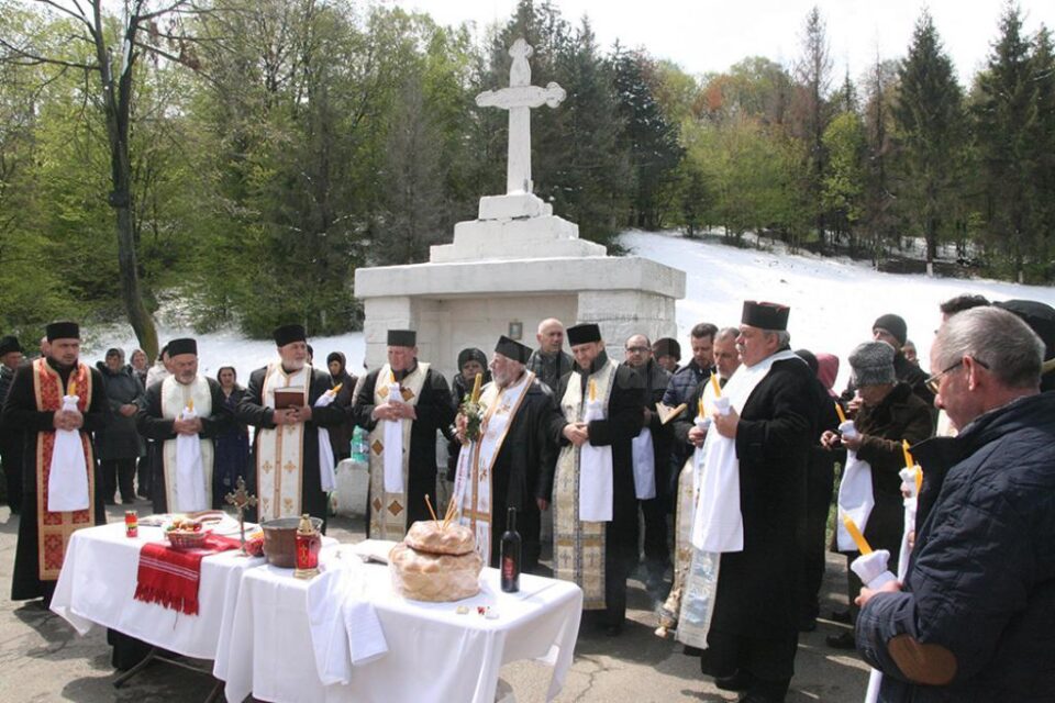 Într-un decor de iarna, la Izvorul Tămăduirii din Poiana Ursului a avut loc o slujbă de sfințire a apei, la care au participat 11 preoți