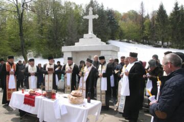 Într-un decor de iarna, la Izvorul Tămăduirii din Poiana Ursului a avut loc o slujbă de sfințire a apei, la care au participat 11 preoți