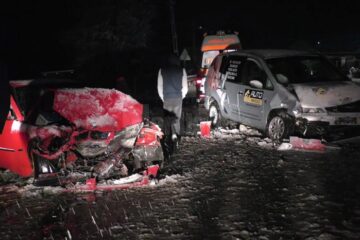 Cele doua mașini implicate în accident