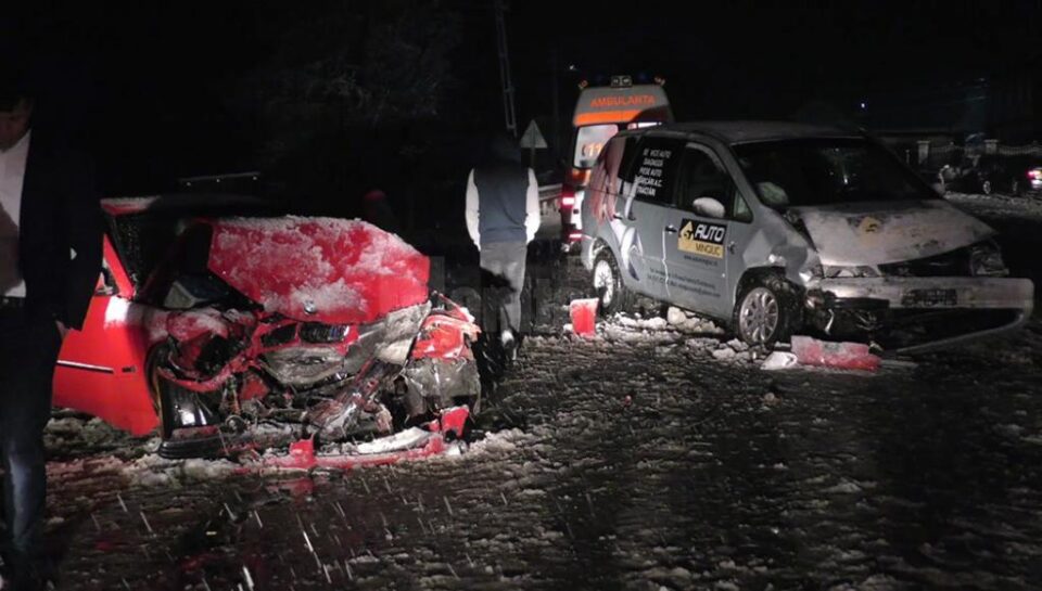 Cele doua mașini implicate în accident