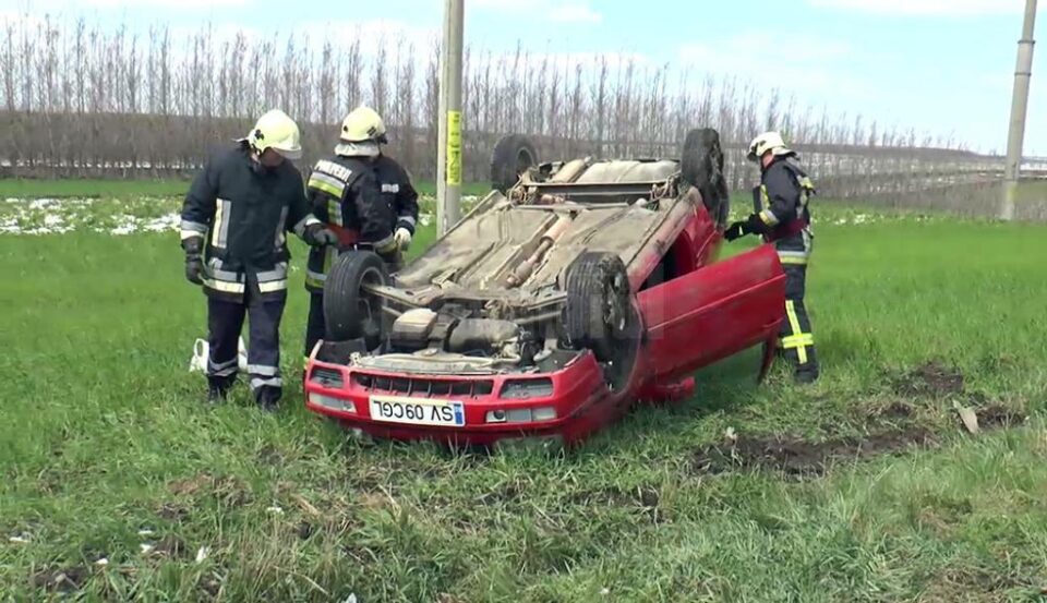 Două persoane au fost rănite, după ce un autoturism s-a răsturnat pe câmp