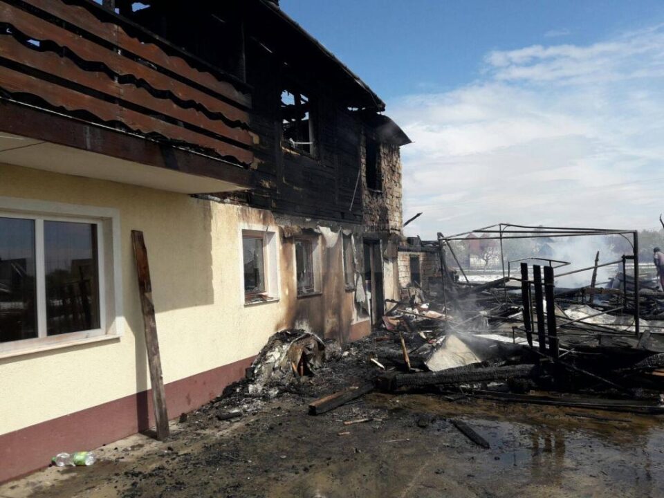 Trei gospodării afectate de un puternic incendiu, la Vicovu de Sus