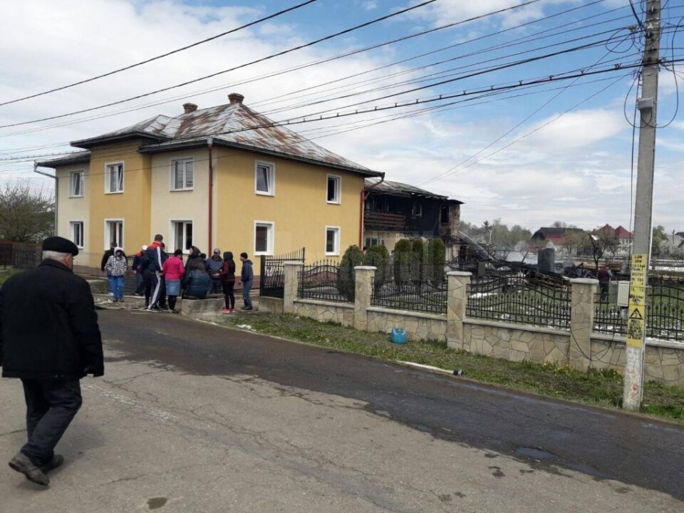 Trei gospodării afectate de un puternic incendiu, la Vicovu de Sus