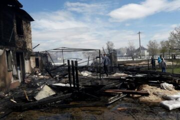 Trei gospodării afectate de un puternic incendiu, la Vicovu de Sus