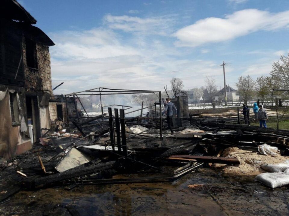 Trei gospodării afectate de un puternic incendiu, la Vicovu de Sus