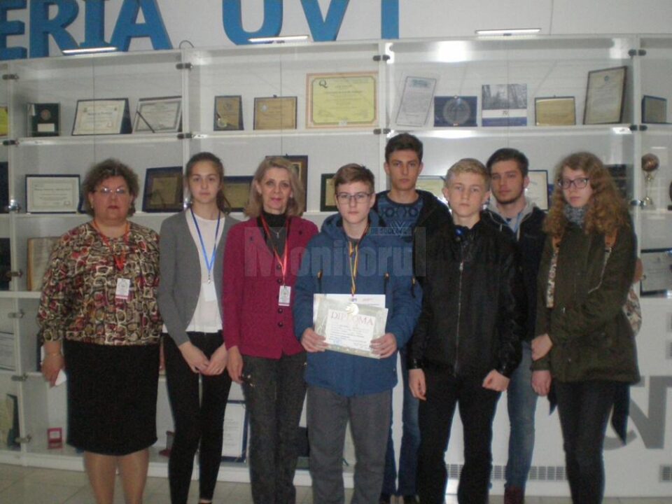 Cel mai bun rezultat a fost bifat de Eduard Valentin Dumitrescul (centru), elev în clasa a VII-a la Colegiul Național „Ștefan cel Mare” Suceava