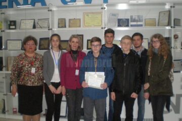 Cel mai bun rezultat a fost bifat de Eduard Valentin Dumitrescul (centru), elev în clasa a VII-a la Colegiul Național „Ștefan cel Mare” Suceava
