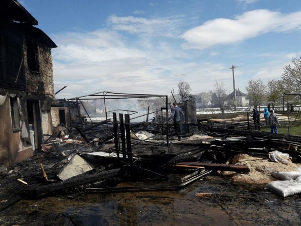 Trei gospodării au fost afectate de incendiu