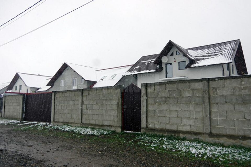 Așa arată gardurile caselor păgubiților de hoți