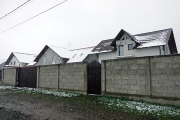 Așa arată gardurile caselor păgubiților de hoți