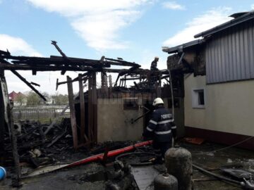 Trei gospodării în flăcări după un incendiu extrem de violent