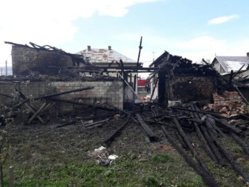 Trei gospodării în flăcări după un incendiu extrem de violent