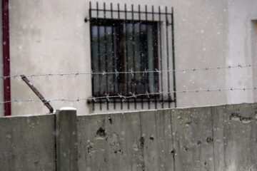 Sârma ghimpată și gratiile, ultimele măsuri de siguranță luate de un proprietar din Șcheia
