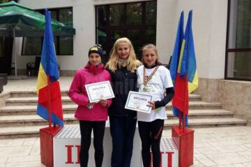Antrenoarea Erzilia âmpău alături de cele două sportive din Câmpulung Moldovenesc, Diana Vaman și Andreea Doroftei