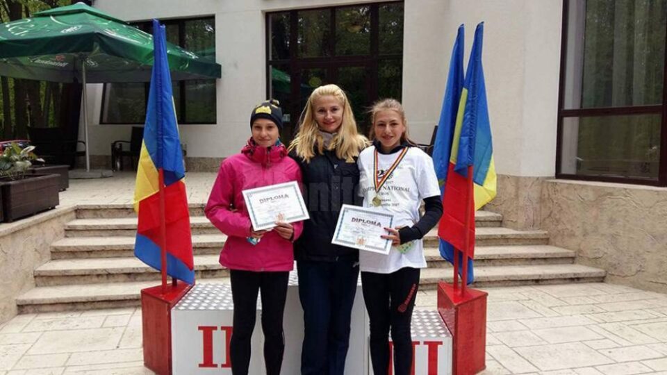 Antrenoarea Erzilia âmpău alături de cele două sportive din Câmpulung Moldovenesc, Diana Vaman și Andreea Doroftei