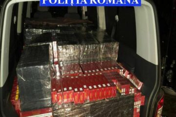 În interiorul mașinii, polițiștii au descoperit o cantitate impresionanta de țigări de contrabandă