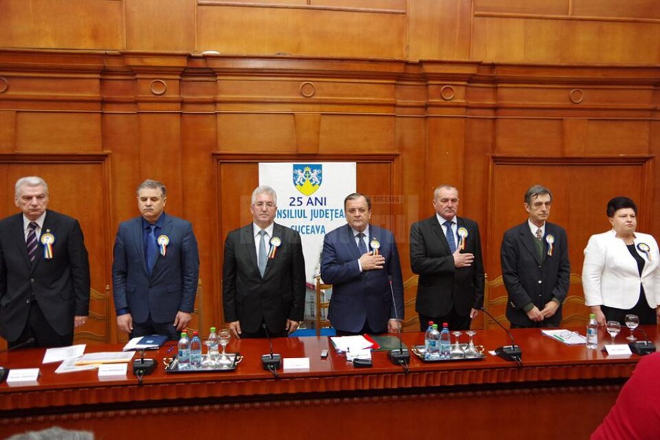 Șeful administrației județene, Gheorghe Flutur, a condus ședința festivă organizata la 25 de ani de la înființarea CJ Suceava Șeful administrației județene, Gheorghe Flutur, a condus ședința festivă organizata la 25 de ani de la înființarea CJ Suceava