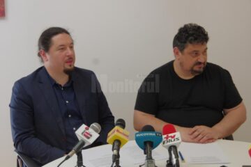 Managerul Muzeului de Artă „Ion Irimescu” Fălticeni, Teodor Brădățanu, și directorul Muzeului Bucovinei, Emil Ursu