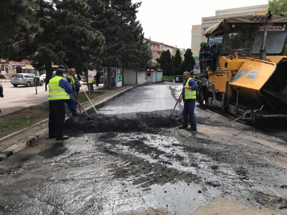 Parcarea publică din fața hotelului Bucovina a fost asfaltată