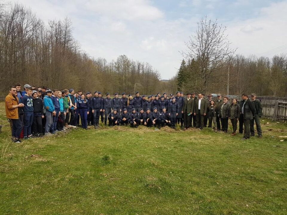 Plantare de arbori la OS Râșca, cu voluntari din Poliție, Jandarmerie, școli și administrație
