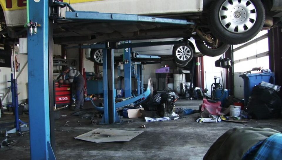 Munca de reparații se desfășura normal în atelierul firmei Auto MG Motors, care nu este autorizată pentru astfel de lucrări